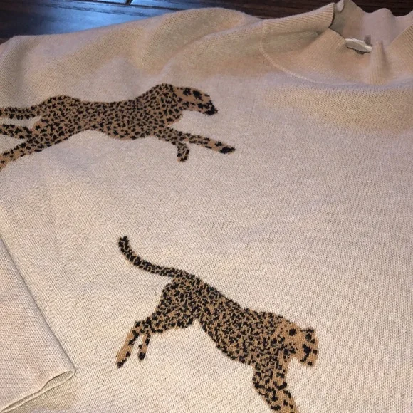 Entro leopard print sweater size large with high side slits - Picture 4 of 9